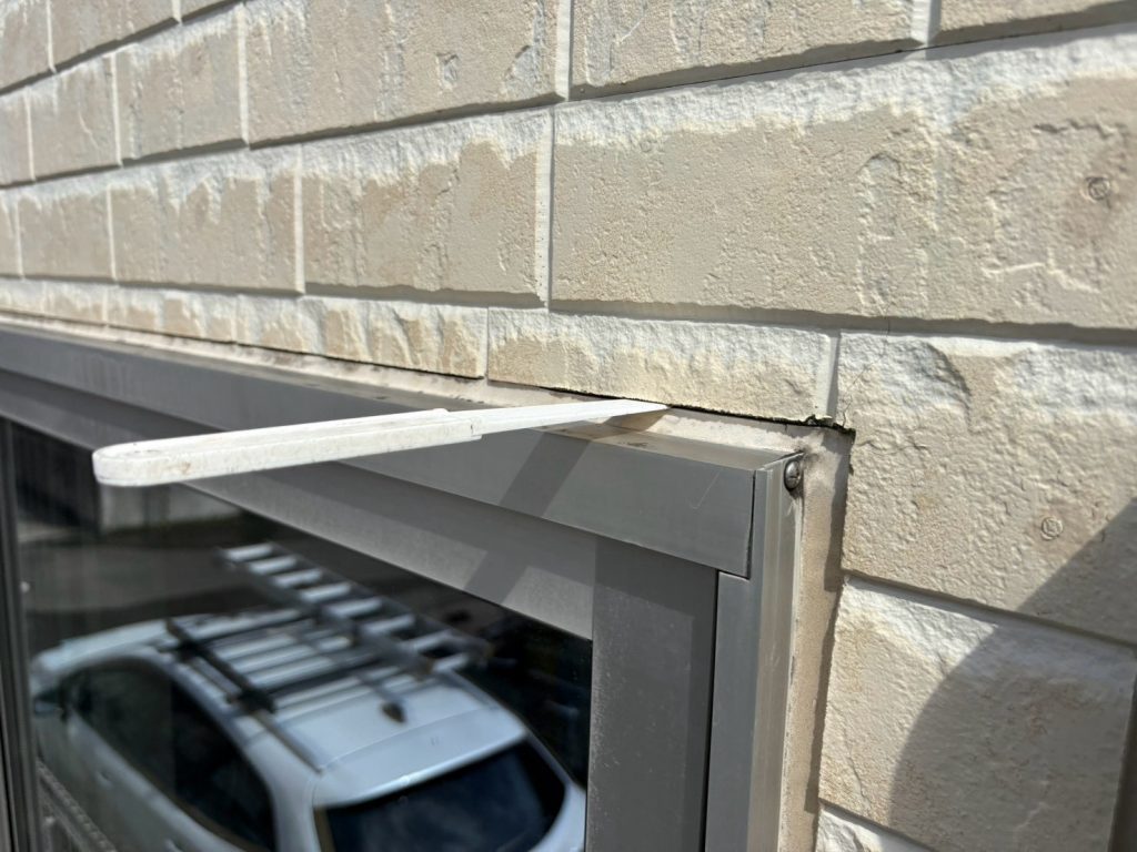 窓上端の隙間確認